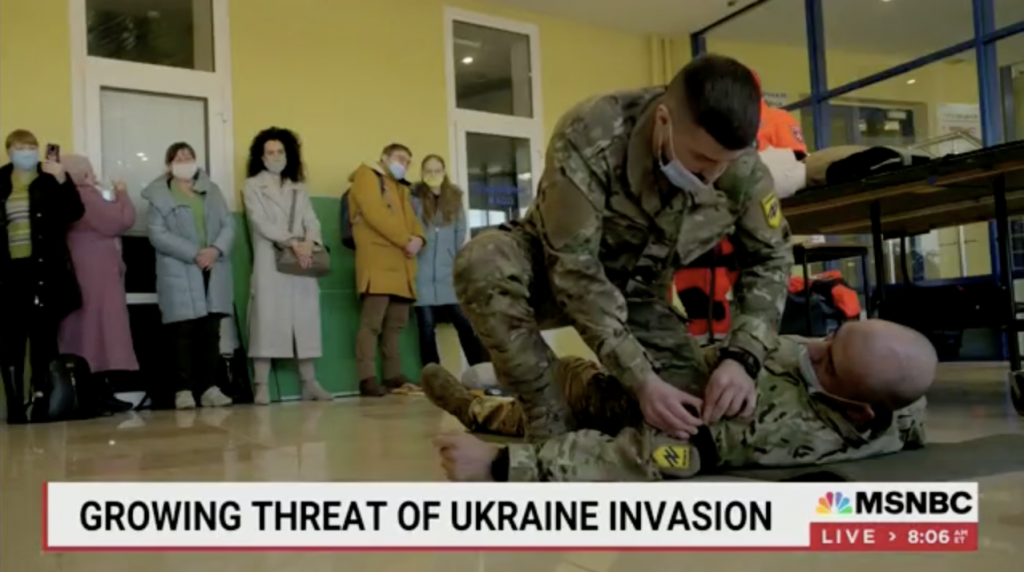 Der MSNBC-Bericht über den Konflikt zwischen Russland und der Ukraine zeigt, dass eine bewaffnete Gruppe von Neonazis in der Ukraine Zivilisten trainiert