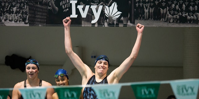 Die Schwimmerin Leah Thomas von der University of Pennsylvania reagiert, nachdem ihr Team die 400-Yard-Freistil-Staffel während der Schwimm- und Tauchmeisterschaften der Ivy League 2022 im Blodgett Pool am 19. Februar 2022 in Cambridge, Massachusetts, gewonnen hat.