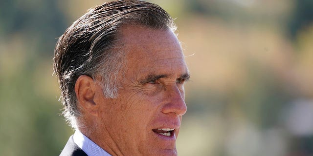 Senator Mitt Romney, D-Utah, spricht während einer Pressekonferenz am 15. Oktober 2020 in der Nähe des Nevis Canyon in Salt Lake City.