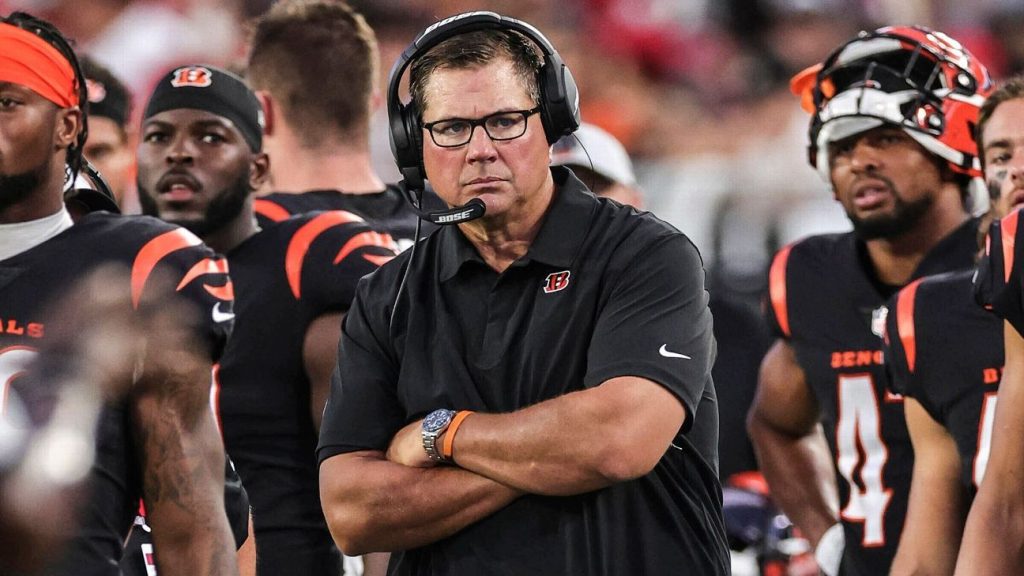 Der Assistent von Cincinnati Bengals, Al Golden, wird der neue Verteidigungskoordinator für Notre Dame, sagten Quellen und stimmten einem Dreijahresvertrag zu.