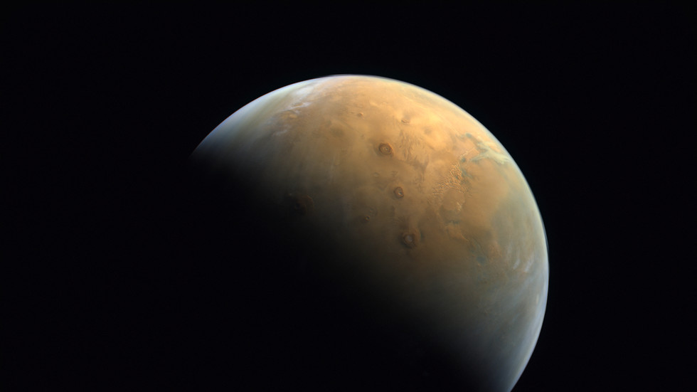 Der Orbiter der Europäischen Union und Russlands macht ein Bild der Marsoberfläche, die von Staubteufeln geätzt wurde - RT World News