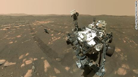 Mars Perseverance Rover macht ein Selfie mit einem Ingenuity-Helikopter