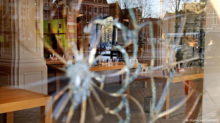 Dieses Foto zeigt den Aufprall einer Kugel auf das Fenster eines Apple-Flagship-Stores im Zentrum von Amsterdam am 23. Februar