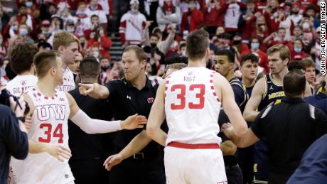 Wisconsin Badgers Co-Trainer Joe Krabenhoft reagiert, nachdem ein Kampf zwischen Wisconsin und Michigan ausgebrochen ist.