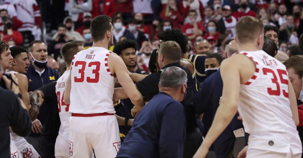 Joan Howard schlägt seinen gegnerischen Trainer nach dem Spiel in Michigan, Wisconsin