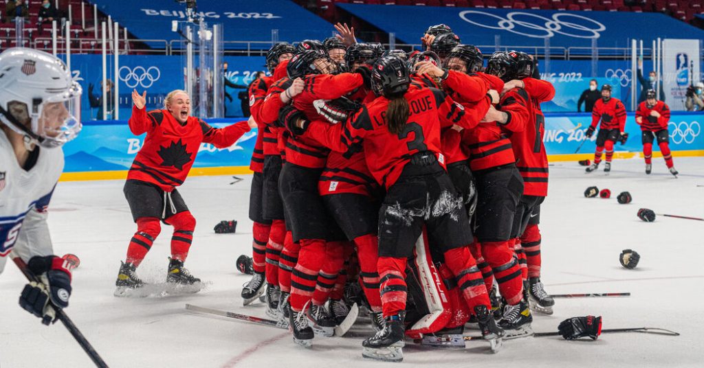 Kanada schlägt die Vereinigten Staaten mit 3:2 und gewinnt Gold im Frauenhockey