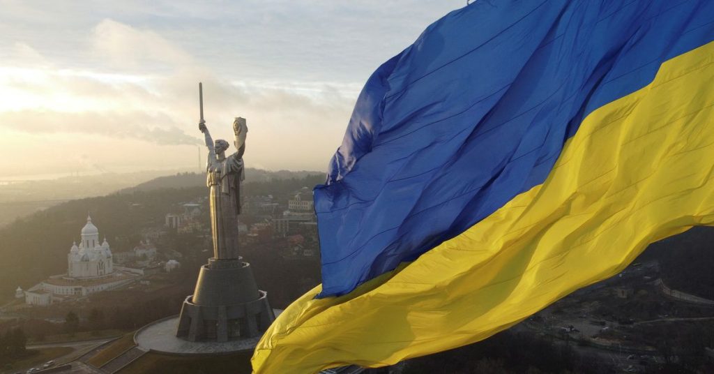 „Wir fürchten niemanden“ Ukrainer hissen Flaggen, um der Angst vor einer russischen Invasion zu trotzen