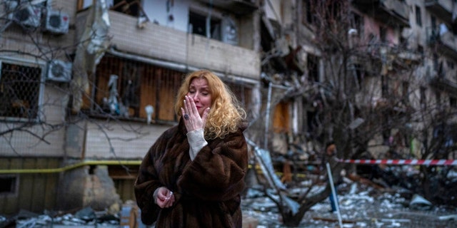 Natalie Severukova reagiert neben ihrem Haus nach einem Raketenangriff auf Kiew, Ukraine, Freitag, 25. Februar 2022.