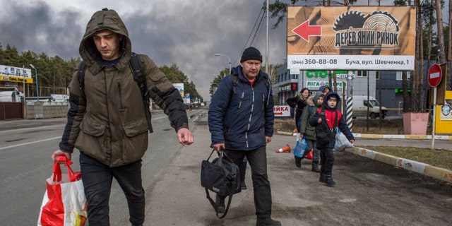 Menschen verlassen die Stadt Bucha in der Nähe von Kiew, Ukraine, Freitag, 4. März 2022.