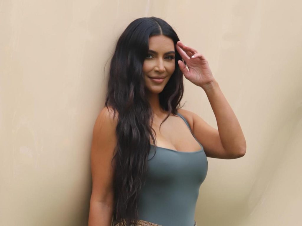 Kim Kardashian geht die wilde Seite in einem ausgestellten Bikini und Motorradaufnahmen