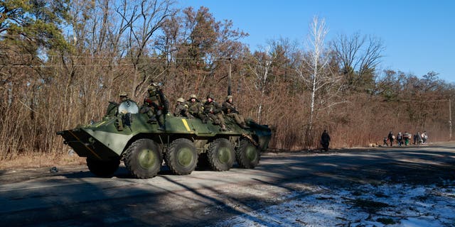 Angehörige der ukrainischen Streitkräfte sitzen auf einem Militärfahrzeug inmitten der russischen Invasion in der Ukraine in der Region Wyschgorod in der Nähe von Kiew, Ukraine, 10. März 2022.  