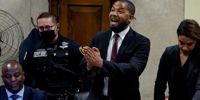 Die Schauspielerin Jussie Smollett spricht mit Richter James Lane, nachdem sie sein Urteil am Donnerstag, den 10. März 2022, im Leighton Criminal Courthouse in Chicago verlesen hat. 