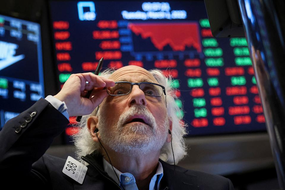 Trader Peter Tuchman arbeitet an der New York Stock Exchange (NYSE) in New York City, USA, 1. März 2022. REUTERS/Brendan McDermid
