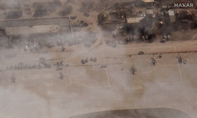 Ein Satellitenbild von Maxar Technologies zeigt am Montag mehrere russische Militärhubschrauber auf dem Rollfeld.