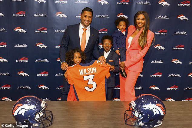 Die Legende: Der Fußballspieler, 33, wird offiziell als der neueste Quarterback der Denver Broncos vorgestellt, während seine stolze Frau, 36, Tochter Sienna, vier, Sohn Wayne, eins, und zukünftiger Stiefsohn, sieben, zuschauten