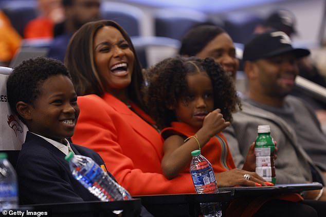 Glücklich, in Colorado zu sein: Ciara lächelt breit, während sie mit ihren Kindern neben ihr sitzt und die Konferenz verfolgt