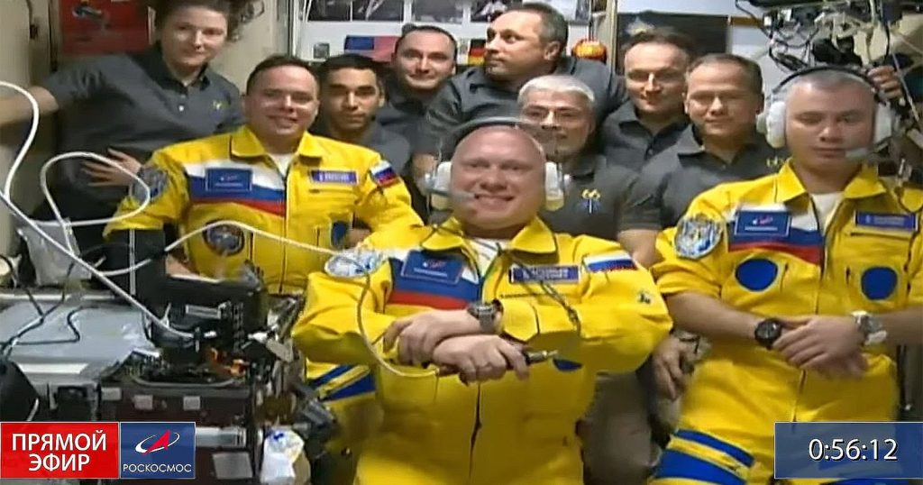Russische Kosmonauten kommen in den Farben der ukrainischen Flagge an der Internationalen Raumstation an