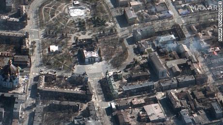 Dieses Satellitenbild zeigt ein zerstörtes Theater in Mariupol, Ukraine, das am 16. März 2022 bombardiert wurde. 