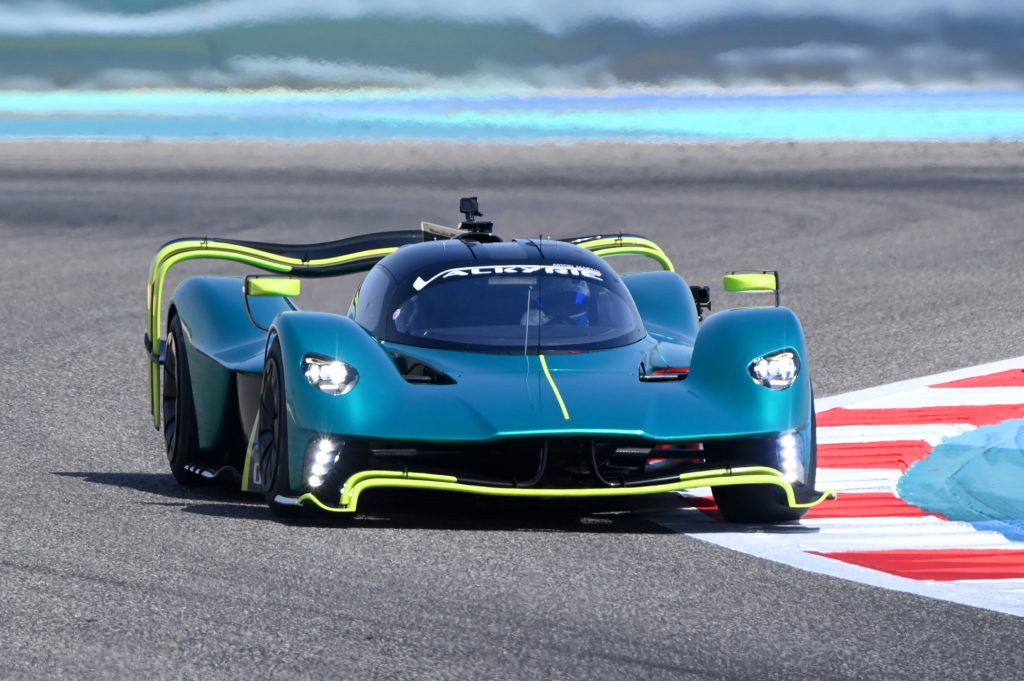 Aston Martin Valkyrie AMR Pro gibt sein dynamisches Debüt beim F1 Grand Prix von Bahrain