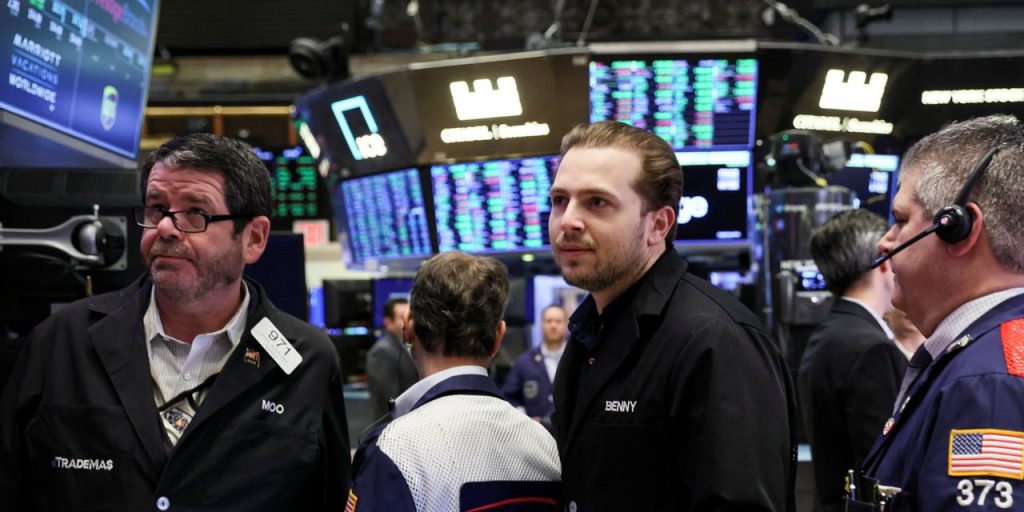 Dow fällt um mehr als 400 Punkte, Ölpreise steigen