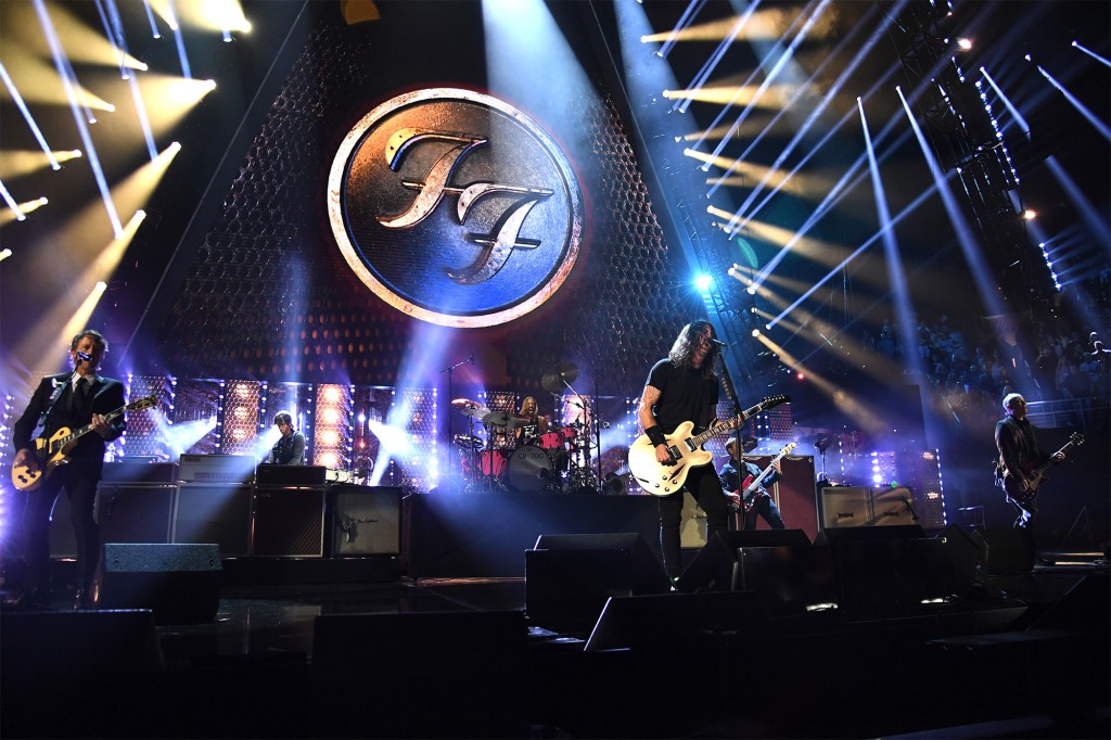 Foo Fighters treten auf der Bühne auf 