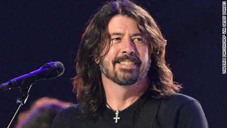 Dave Grohl sagt, er habe wegen seines Hörverlusts von den Lippen gelesen