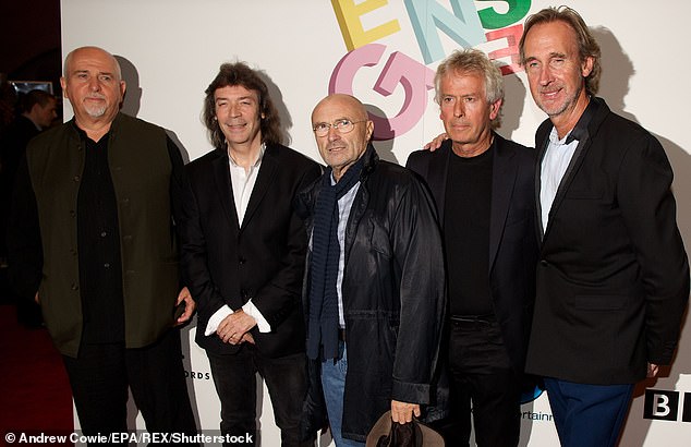 Moment in History: Gründungsmitglied Peter Gabriel (Ende links) war nicht Teil der Reunion-Shows (abgebildet mit Gitarrist Steve Hackett im Jahr 2014)