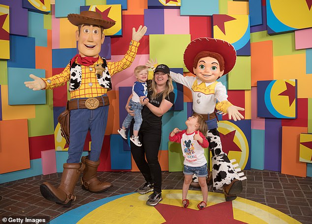 Familienspaß: Die DSDS-Heldin erscheint mit ihren Kindern Remington und River im April 2018 im Disneyland in Anaheim, Kalifornien.
