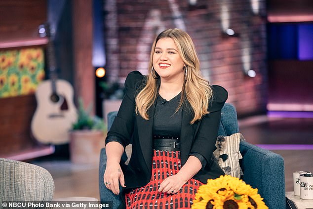 Moderator: Kelly moderiert seit 2019 ihre eigene Talkshow The Kelly Clarkson Show und wird Anfang dieses Jahres während der Show der dritten Staffel ausgestrahlt.