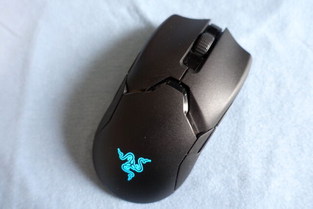 Die Razer Viper Ultimate ist eine leichte und reaktionsschnelle Gaming-Maus.