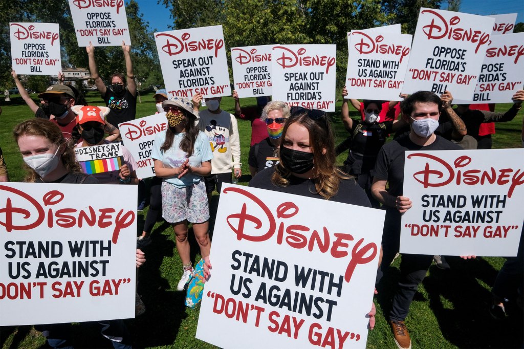 Disney-Mitarbeiter protestieren in Florida "Sag nicht wie ich" Bell in Glendale, Kalifornien.