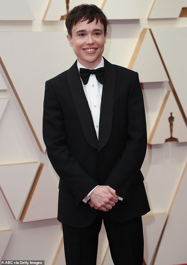 Elliot Page sprach von der „Freude“, die er empfand, bei der diesjährigen Oscar-Verleihung einen Anzug auf dem roten Teppich anziehen zu können – das war sein erstes Mal bei der Veranstaltung, seit er sich als Transgender geoutet hatte.