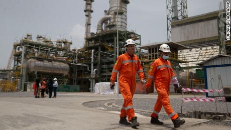 Arbeiter gehen in der Nähe der neu eröffneten Düngemittelfabrik Dangote in Lagos, Nigeria. 