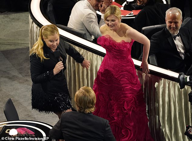 Nur zum Spaß!  Nachdem Kirsten Dunst dachte, sie sei eine Platzhalterin bei den Oscars am Sonntag, versicherte Amy Schumer den Fans, dass das Ganze … 