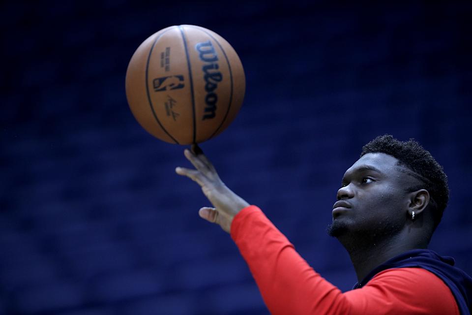 NEW ORLEANS, LA – 13. NOVEMBER: Zion Williamson von den New Orleans Pelicans Nr. 1 steht vor dem Start des NBA-Spiels gegen die Memphis Grizzlies im Smoothie King Center am 13. November 2021 in New Orleans, Louisiana auf dem Feld.  Hinweis für den Benutzer: Der Benutzer erkennt durch das Herunterladen oder Verwenden dieses Bildes ausdrücklich an und erklärt sich damit einverstanden, dass der Benutzer den Bedingungen der Lizenzvereinbarung von Getty Images zustimmt.  (Foto von Sean Gardner/Getty Images)