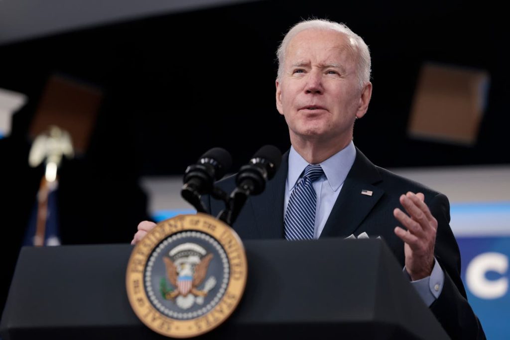 Biden-Nachrichten heute: Präsident öffnet Ölreserven, um die Gaspreise zu senken, sagt, Putin scheine „selbstisolierend“ zu sein und bezweifle den Rückzug der Ukraine