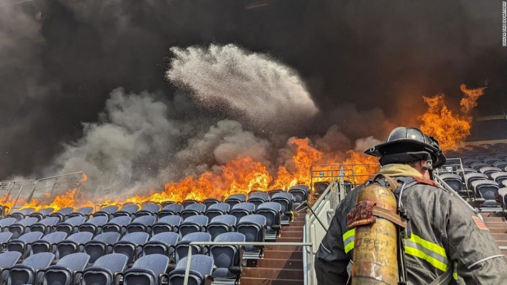 Broncos Stadium: Die Feuerwehr von Denver löscht einen Großbrand