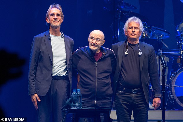 Ein herzliches Willkommen: Phil Collins verabschiedete sich zusammen mit den Bandkollegen Mike Rutherford (links) und Tony Banks (rechts) am Samstag in London – wo die berühmte Band ihr allerletztes Konzert gab – emotional von den Genesis-Fans.