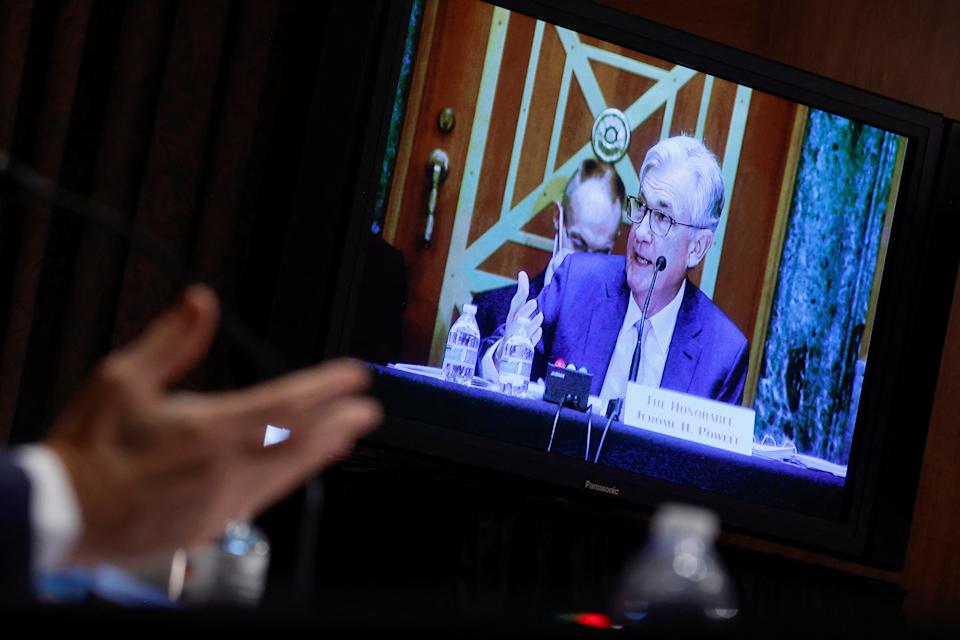 Der Vorsitzende der US-Notenbank, Jerome Powell, erscheint auf einem Videobildschirm, als er vor einer Anhörung des Senatsausschusses für Banken, Wohnungswesen und städtische Angelegenheiten über die Federal Reserve aussagt 