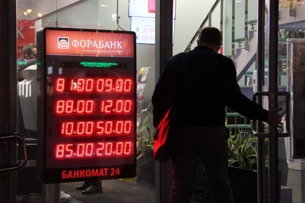 Die russische Zentralbank erlegt Dollarkäufen Kontrollen auf