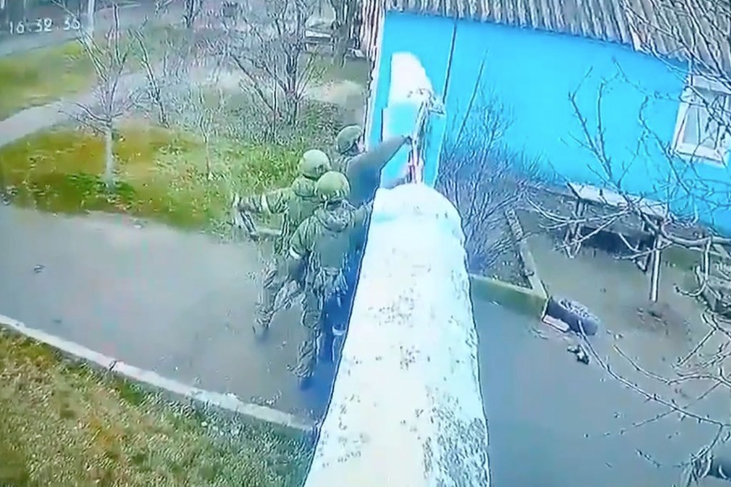 Drei bewaffnete russische Soldaten nähern sich der Vorderseite des Korridors des älteren Ehepaars und stürmen.