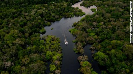 Eine Luftaufnahme eines Schnellboots auf dem Gurora-Fluss in der Gemeinde Karuari, im Herzen des brasilianischen Amazonas-Dschungels, 15. März 2020. 