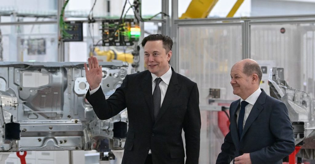 Tanzender Musk übergibt den Fahrern die ersten Teslas aus der neuen deutschen Gigfactory