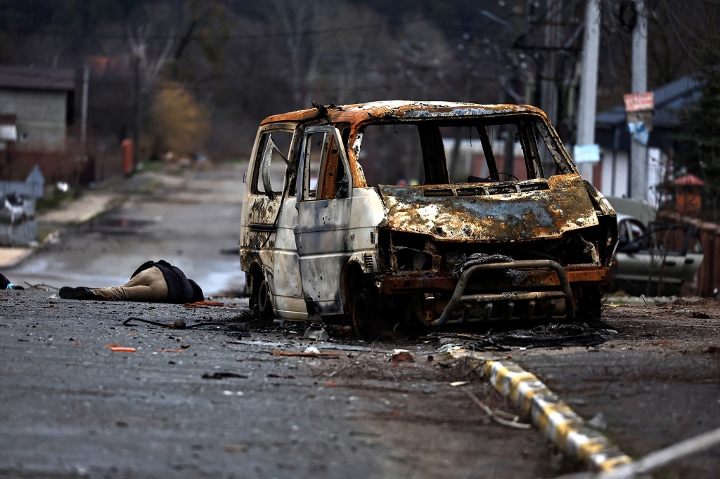 Die Leiche eines Zivilisten, der nach Angaben von Anwohnern von Soldaten der russischen Armee getötet wurde, wurde am 2. April 2022 während der russischen Invasion in der Ukraine in Bucha in der Region Kiew, Ukraine, auf die Straße geworfen. 