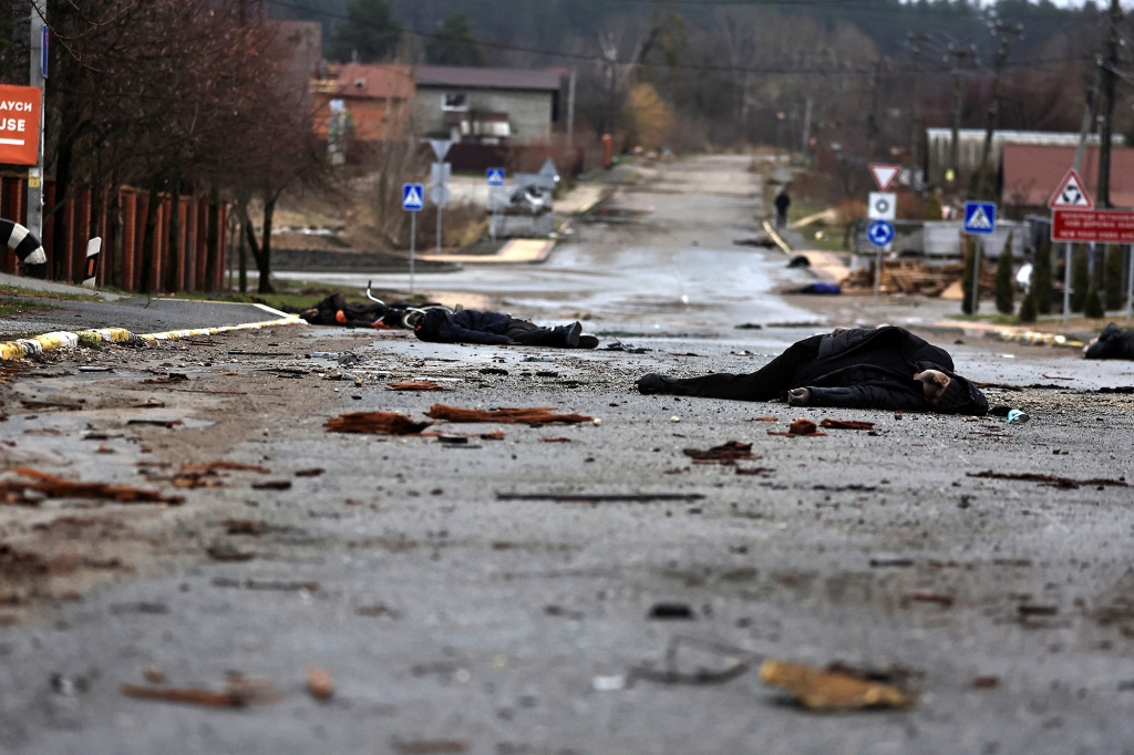 Die Leichen von Zivilisten, die laut Anwohnern von Soldaten der russischen Armee getötet wurden, liegen inmitten der russischen Invasion in der Ukraine in Bucha, Region Kiew, Ukraine, am 2. April 2022 auf der Straße.