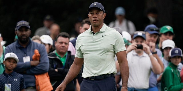 Tiger Woods lässt während einer Übungsrunde für das Masters-Golfturnier am Dienstag, den 5. April 2022 in Augusta, Georgia, Golfbälle auf dem Driving Field fallen.
