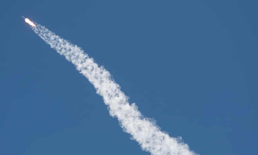 Eine SpaceX-Rakete im Flug