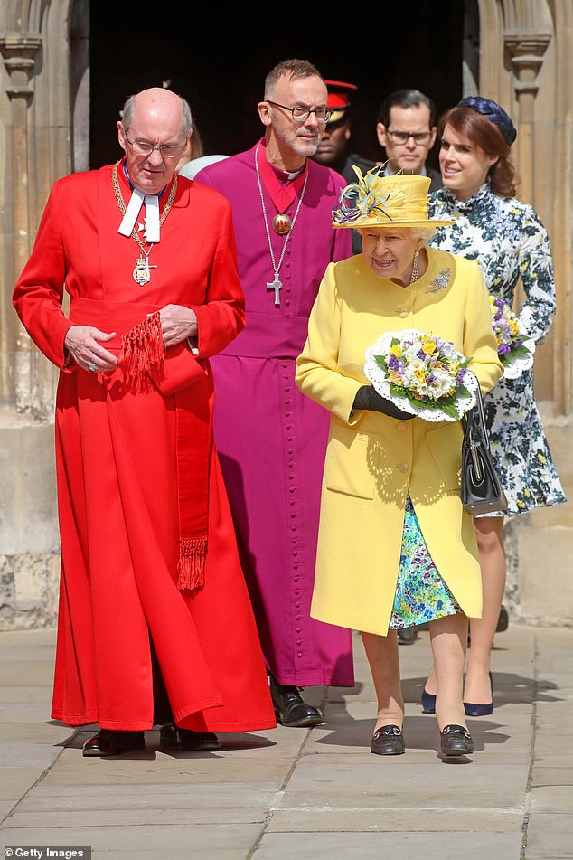 Und zum ersten Mal in ihrer Regierungszeit wird Prinz Charles die 95-jährige Königin beim Grüngottesdienst vertreten, der für Donnerstag, den 14. April geplant ist.