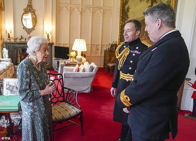 Elizabeth II. mit Admiral James MacLeod und Generalmajor Eldon Millar (rechts) bei ihrem Treffen mit ankommenden und scheidenden Ministern des Verteidigungsdienstes auf Schloss Windsor