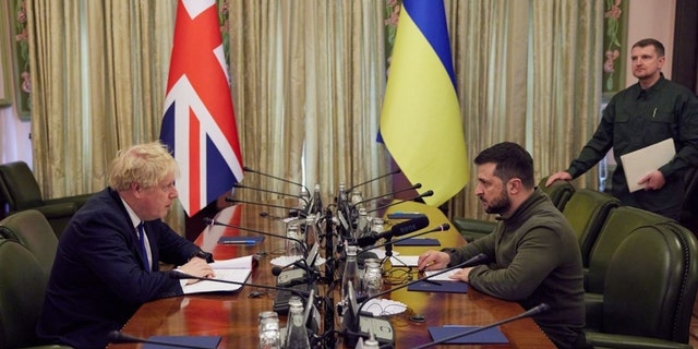 Der britische Premierminister Boris Johnson trifft sich am Samstag, den 9. März 2022, mit dem ukrainischen Präsidenten Wolodymyr Selenskyj in Kiew.